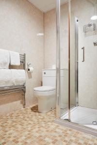 艾波玛格纳艾波宾馆的一间带卫生间和淋浴的浴室