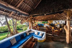 蓬圭彭维海滩酒店的餐厅设有蓝色的沙发和桌椅