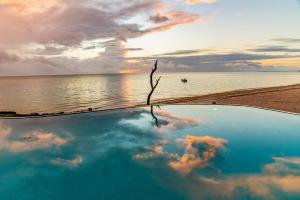 蓬圭彭维海滩酒店的海滩上游泳池的天空反射