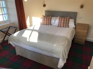 克雷盖拉希汉兰达酒店的一间卧室配有一张带红色枕头的大床