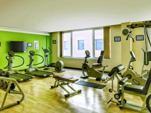 马斯喀特ibis Muscat的健身房设有数台跑步机和健身自行车