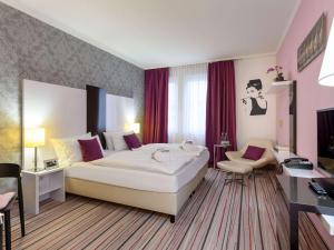 威斯巴登市美居酒店客房内的一张或多张床位
