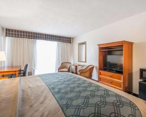 北迈阿密North Miami Beach Gardens Inn & Suites的配有一张床和一台平面电视的酒店客房