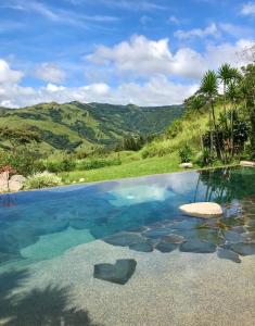 蒙泰韦尔德哥斯达黎加El Sol Monteverde的山景游泳池