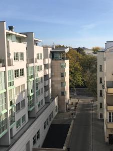 华沙Szucha Residence Apartments by Global Apart的城市建筑物的空中景观
