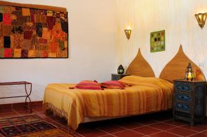 里奥马约尔Casa d'Aldeia的一间卧室配有一张黄色床罩的床