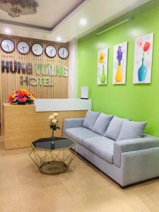 下龙湾Hùng Vương Hotel Hạ Long的带沙发和绿色墙壁的客厅
