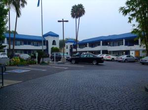 长滩柯伦特酒店的停车场,停车场的汽车停在大楼前