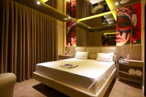 奥萨斯库莫泰高尔夫情趣酒店（仅限成人）的一间卧室,卧室内配有一张大床