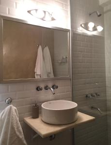 布宜诺斯艾利斯Moderno apartamento en excelente ubicación的白色的浴室设有水槽和镜子