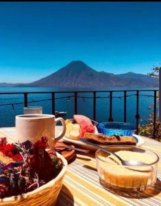 帕纳哈切尔The Paradise of Atitlán Suites apartamento completo的一张带食物的桌子,享有水景