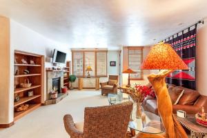 特柳赖德Mountain Village Dream的客厅配有沙发和带台灯的桌子