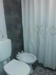 卡塔马卡Departamento A&F alquiler temporario的浴室配有白色卫生间和盥洗盆。