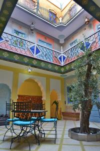 马拉喀什马拉喀什艾莎摩洛哥传统庭院住宅的庭院内带桌椅的建筑