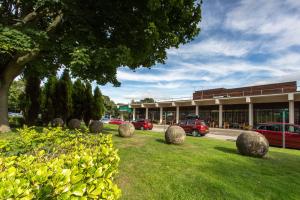 布拉姆霍普大不列颠利兹布拉福德机场酒店的建筑物前面草上的一组球体