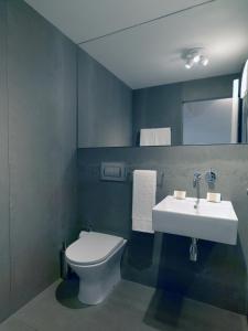 波尔图FLH Porto Modern Flat的浴室配有白色卫生间和盥洗盆。