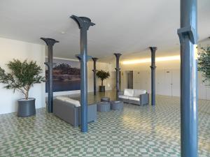 加亚新城FLH Luxury Porto River View的一间设有两张床的客房,地板上种植了植物