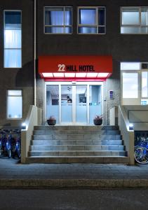 雷克雅未克22山酒店的一座磨坊酒店,楼前设有楼梯