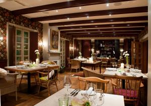 赫费尔霍夫Gasthaus Spieker的一间在房间内配有桌椅的餐厅
