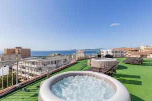 阿尔盖罗皮拉司别墅酒店的建筑物屋顶上的热水浴池
