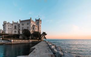 的里雅斯特UNICA nel cuore storico di Trieste的海边的建筑