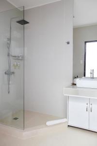 长滩岛蓝长滩岛码头酒店的带淋浴和盥洗盆的浴室