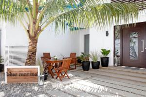 长滩岛蓝长滩岛码头酒店的一个带桌椅和棕榈树的庭院