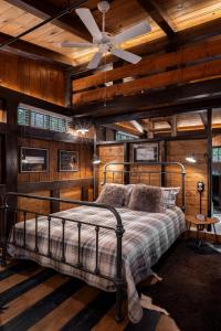 帕弗兰尼瓦瑟丽卡亚山农场及度假胜地乡村民宿的一间卧室设有一张木墙床和天花板