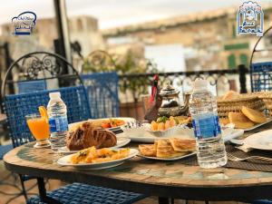 非斯Riad Farah的一张桌子,上面放着食物和瓶装水