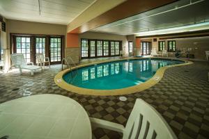 Porter春之楼酒店的在酒店房间的一个大型游泳池