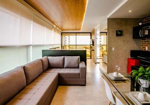 纳塔尔Reserva Madero Loft Natal的客厅配有沙发和桌子