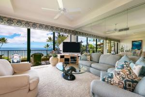 维雷亚Makena Surf- CoralTree Residence Collection的带沙发和平面电视的客厅