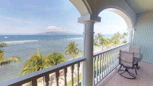 拉海纳Lahaina Shores Beach Resort的阳台享有大海和棕榈树的景致。