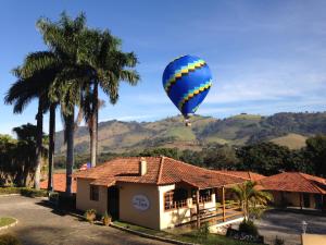 圣洛伦索乐萨佩旅馆的热气球飞越房子