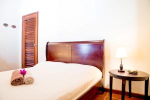 拉贡鹈鹕别墅 的一间卧室配有一张床和一张带台灯的桌子