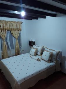 莱瓦镇ALMANIK的一间卧室配有带白色床单和枕头的床。