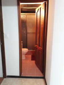 莱瓦镇ALMANIK的通往带卫生间的浴室的开放式门