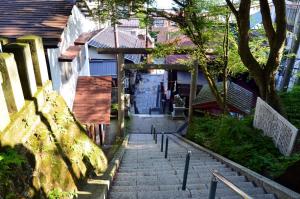 涩川市伊香保银水酒店的通往一栋房屋的楼梯