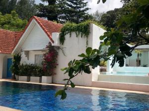 蔻立拷叻海洋微风度假酒店的一座房子,旁边设有游泳池