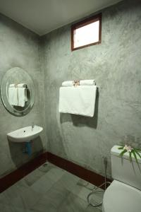 奥南海滩贝达戴里度假酒店的一间带水槽、卫生间和镜子的浴室