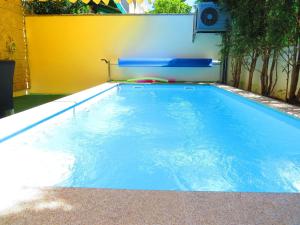 波尔图PortoHouse的后院里一个蓝色的大游泳池