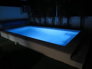 波尔图PortoHouse的深色蓝色海水游泳池