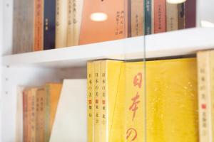 大阪Yado Hachiemon的书架上一排书