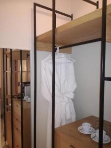 开普敦舒阁酒店的白色衬衫挂在衣柜里