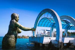 沙美岛萨姆德港旅舍的骑车前水中的雕像