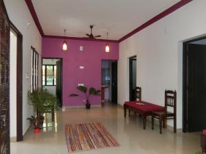 科钦Kochill - Relax & Stay -的客厅配有桌子和紫色墙壁