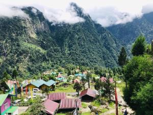 拉冲Ourguest Camp Lachung的山谷中的小村庄,以群山为背景