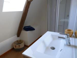 FleuracMaison Périgord Noir près de Lascaux, Montignac, Sarlat, Périgueux的浴室设有白色水槽和镜子