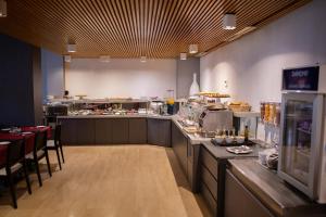 瓦伦西亚迪玛尔酒店的餐厅设有带柜台和桌子的厨房