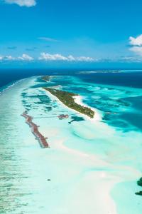 马米基里LUX* South Ari Atoll Resort & Villas的海洋岛屿的空中景观